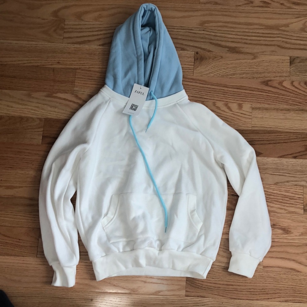 Zaful white sweatshirt with blue hood